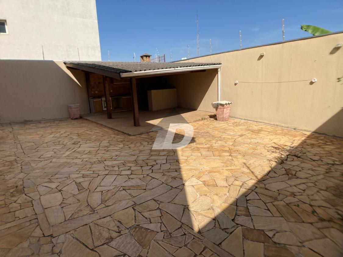 Casa à venda com 5 quartos, 217m² - Foto 3