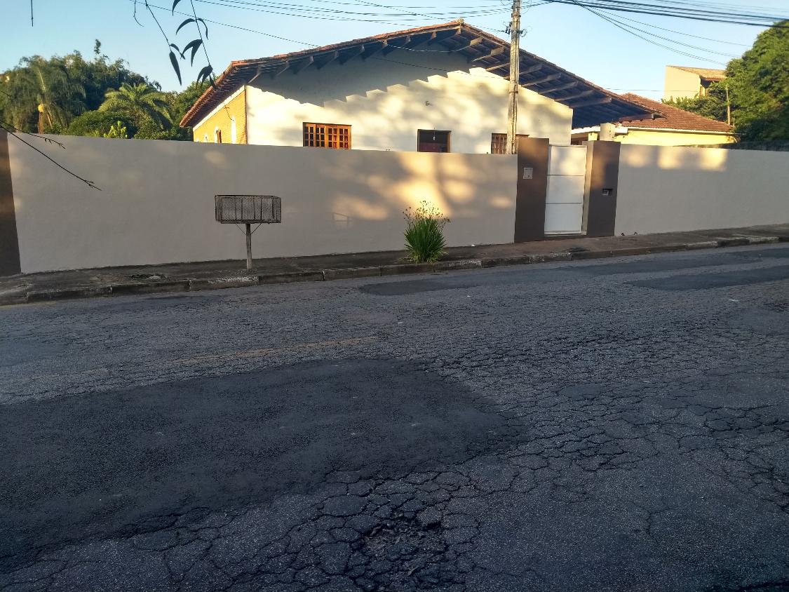 Casa à venda com 4 quartos, 250m² - Foto 1