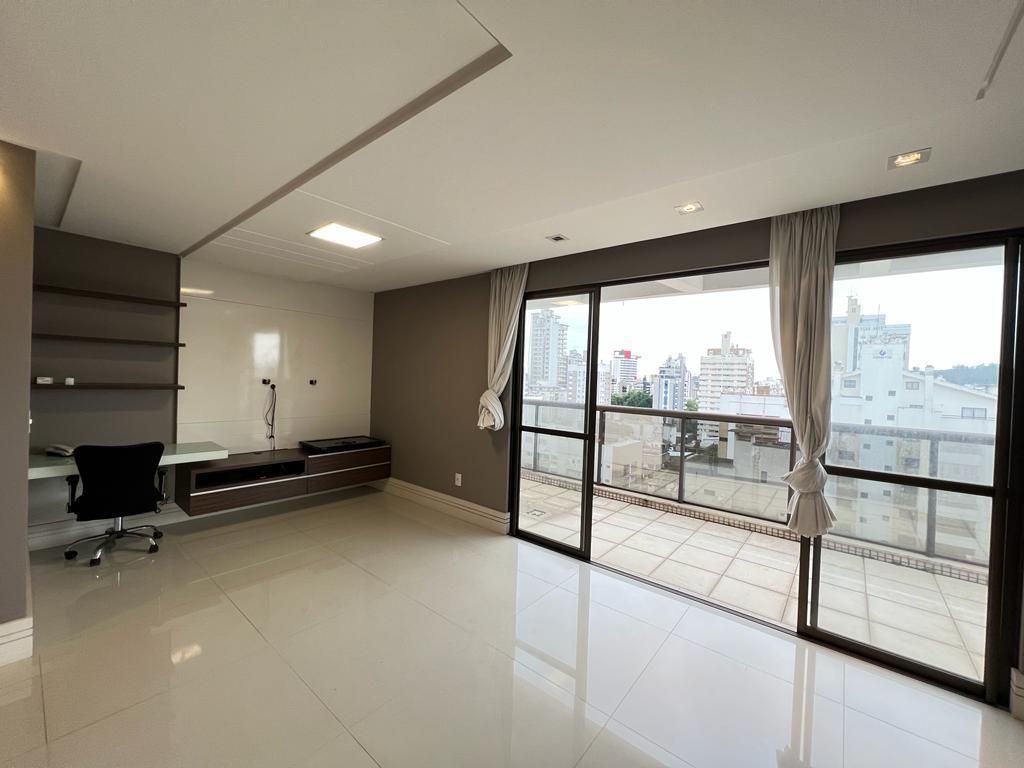 Apartamento à venda com 3 quartos, 242m² - Foto 1