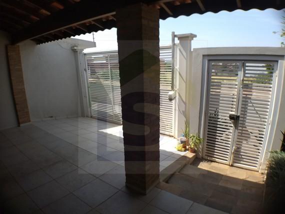 Casa à venda com 3 quartos, 250m² - Foto 2