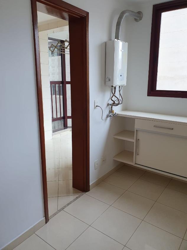 Apartamento para alugar com 4 quartos, 234m² - Foto 2