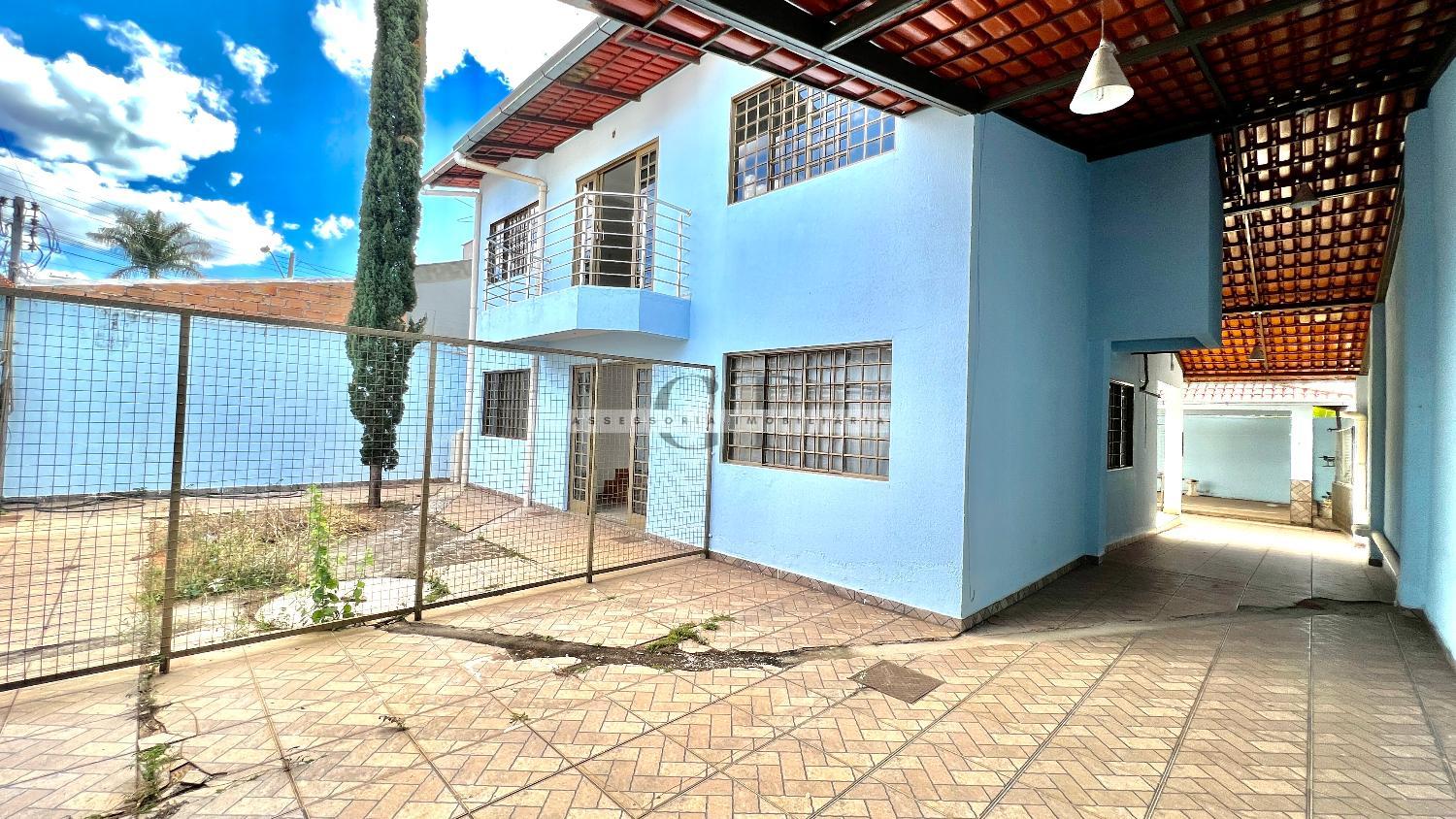 Sobrado à venda com 6 quartos, 219m² - Foto 1