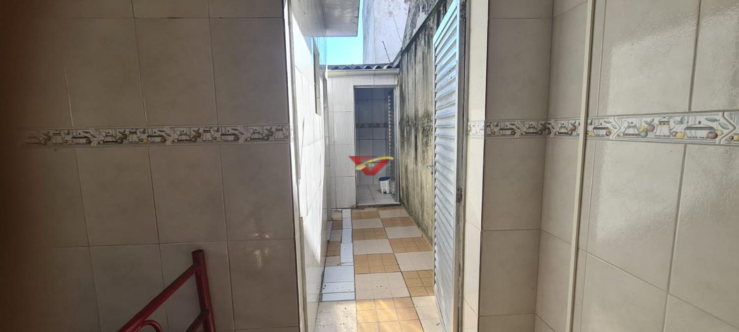 Casa à venda com 2 quartos, 121m² - Foto 2