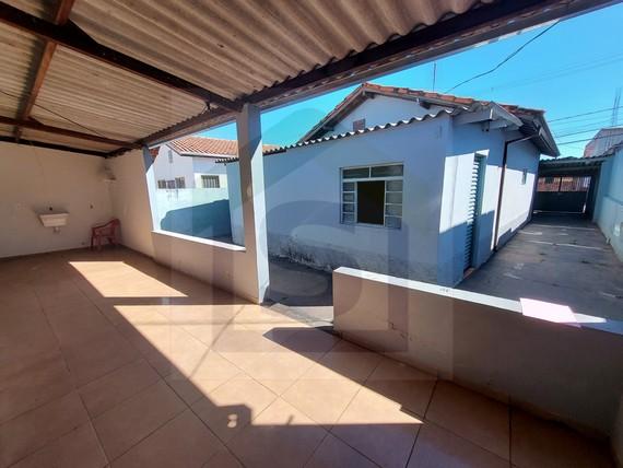 Casa à venda com 2 quartos, 100m² - Foto 1