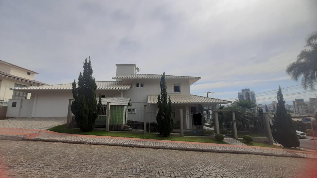 Casa à venda com 3 quartos, 315m² - Foto 2