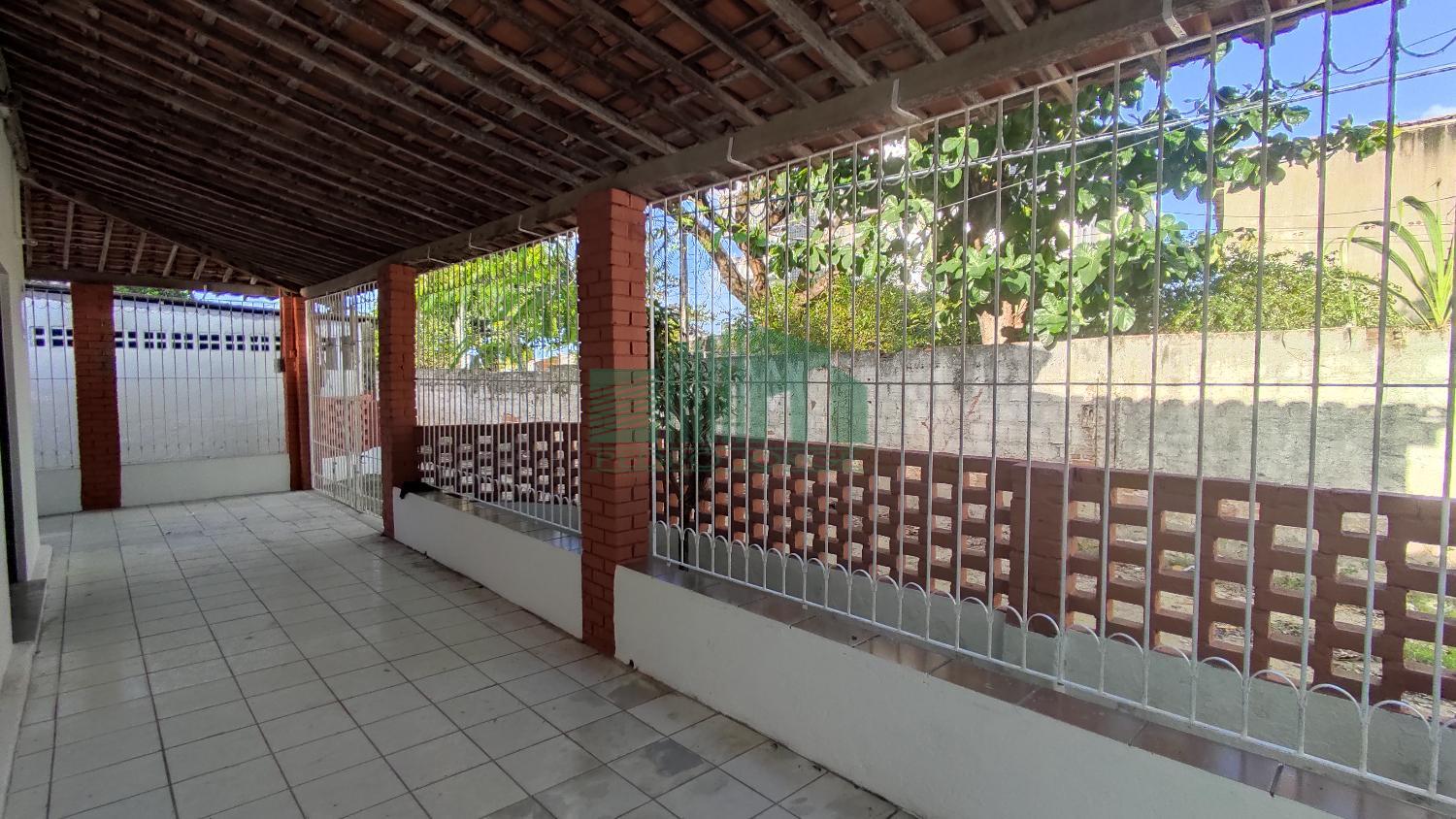 Casa à venda e aluguel com 3 quartos, 200m² - Foto 3