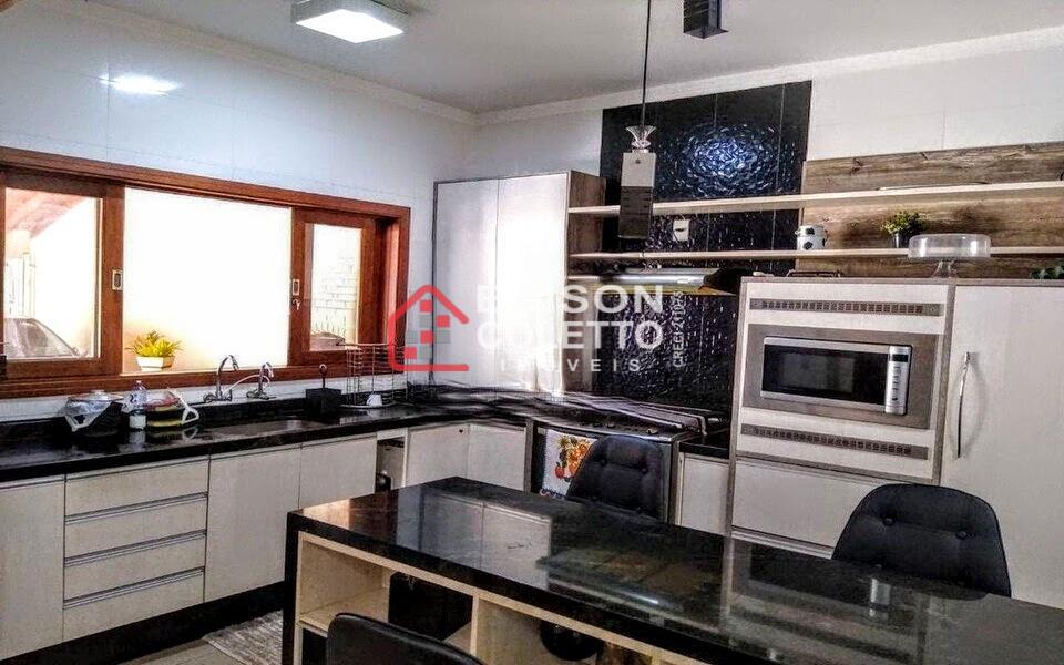 Casa à venda com 4 quartos, 250m² - Foto 36