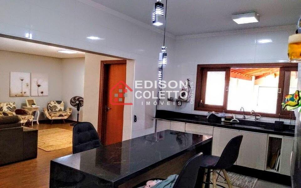 Casa à venda com 4 quartos, 250m² - Foto 40