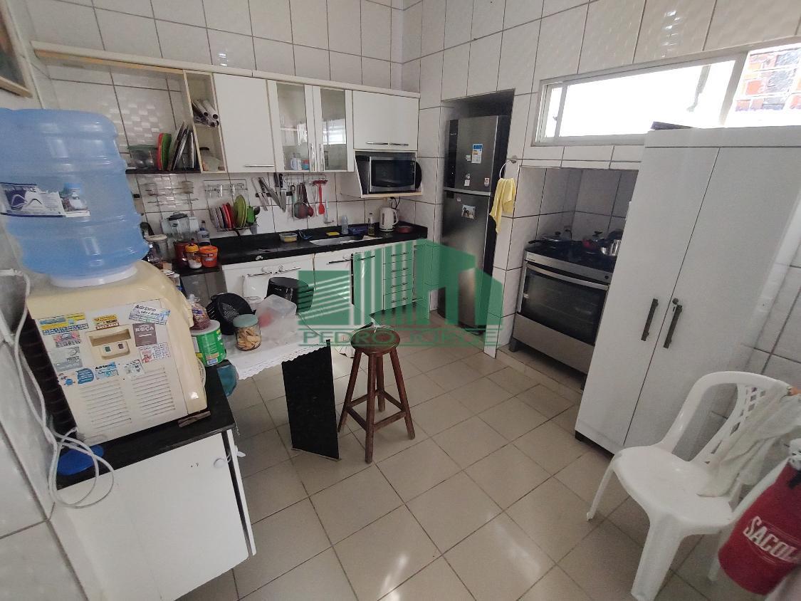 Casa à venda com 4 quartos, 250m² - Foto 15