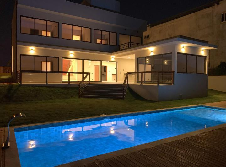 Casa de Condomínio à venda com 4 quartos, 305m² - Foto 1