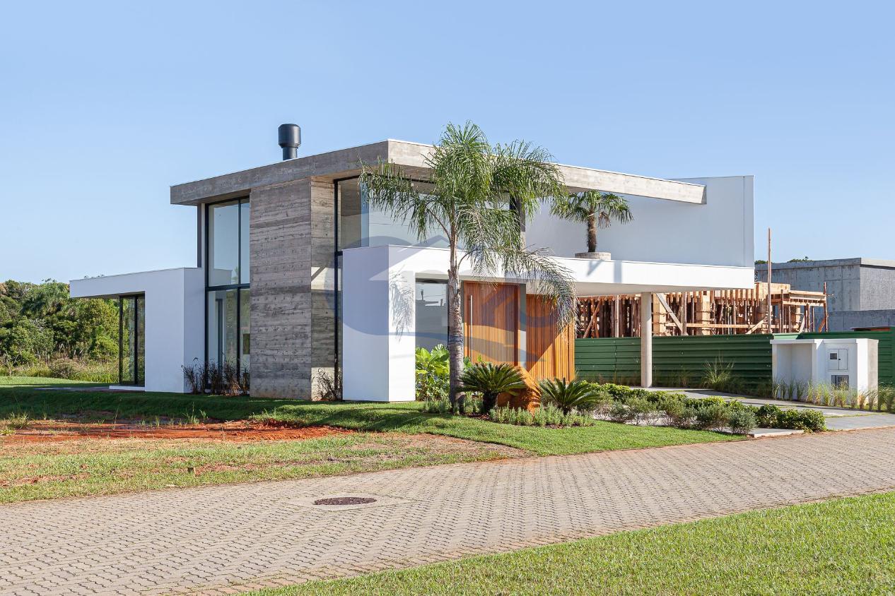 Casa de Condomínio à venda com 3 quartos, 204m² - Foto 2