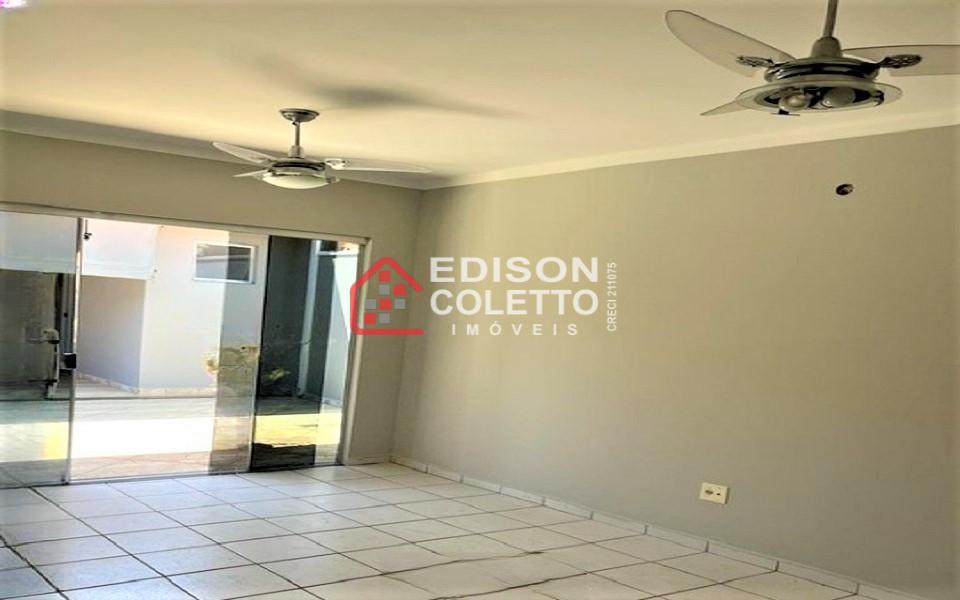 Casa à venda com 3 quartos, 154m² - Foto 1