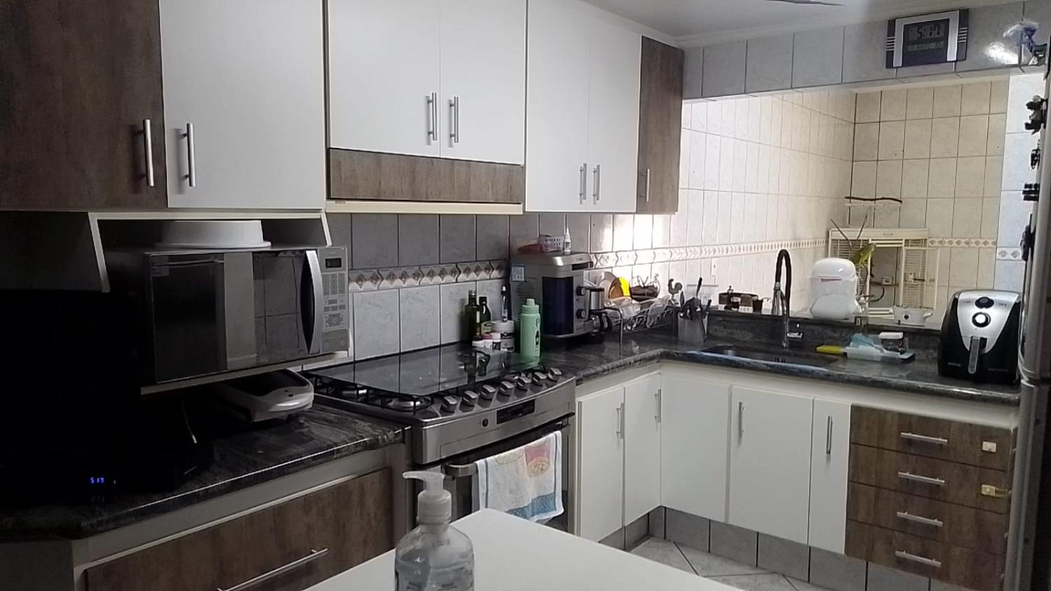 Casa à venda com 3 quartos, 245m² - Foto 1