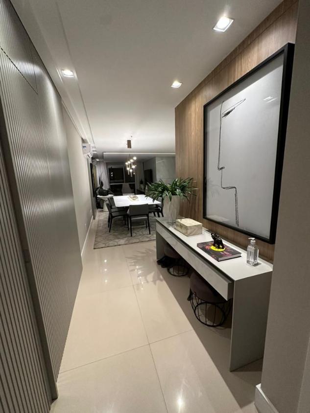 Apartamento à venda com 3 quartos, 175m² - Foto 2