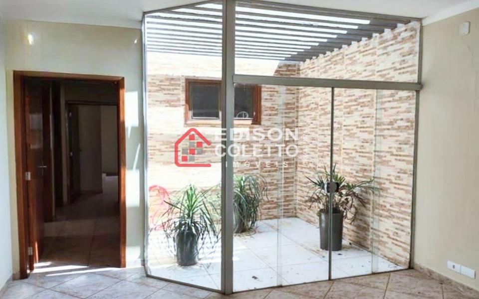 Casa à venda com 3 quartos, 198m² - Foto 2