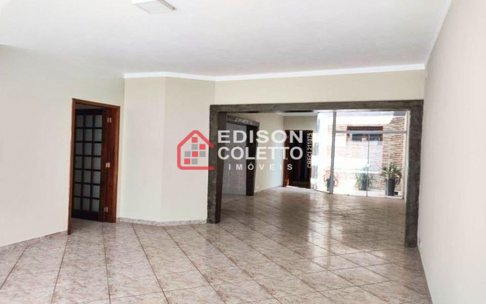 Casa à venda com 3 quartos, 198m² - Foto 1