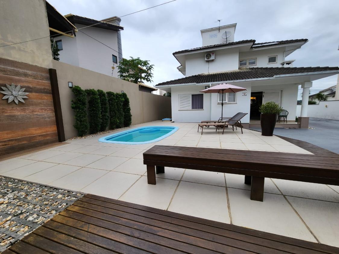 Casa à venda com 3 quartos, 210m² - Foto 2