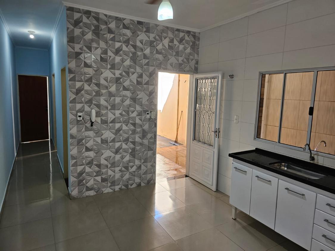 Casa à venda com 2 quartos, 80m² - Foto 2