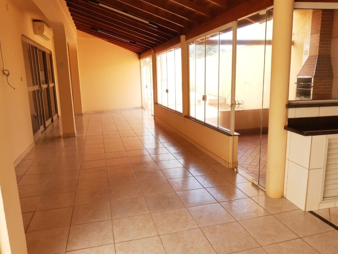 Casa à venda com 4 quartos, 370m² - Foto 1