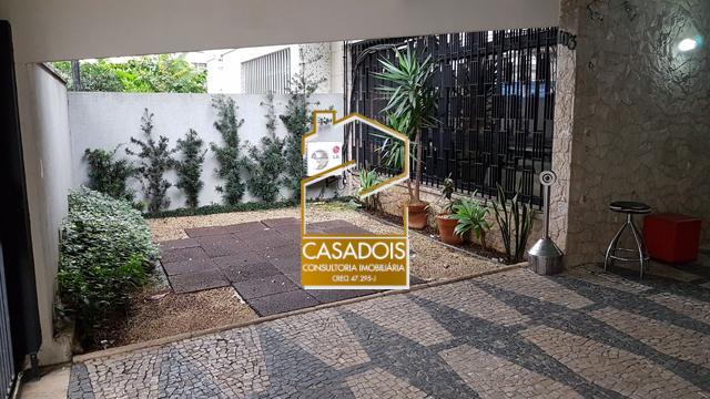 Casa à venda e aluguel com 8 quartos, 400m² - Foto 1