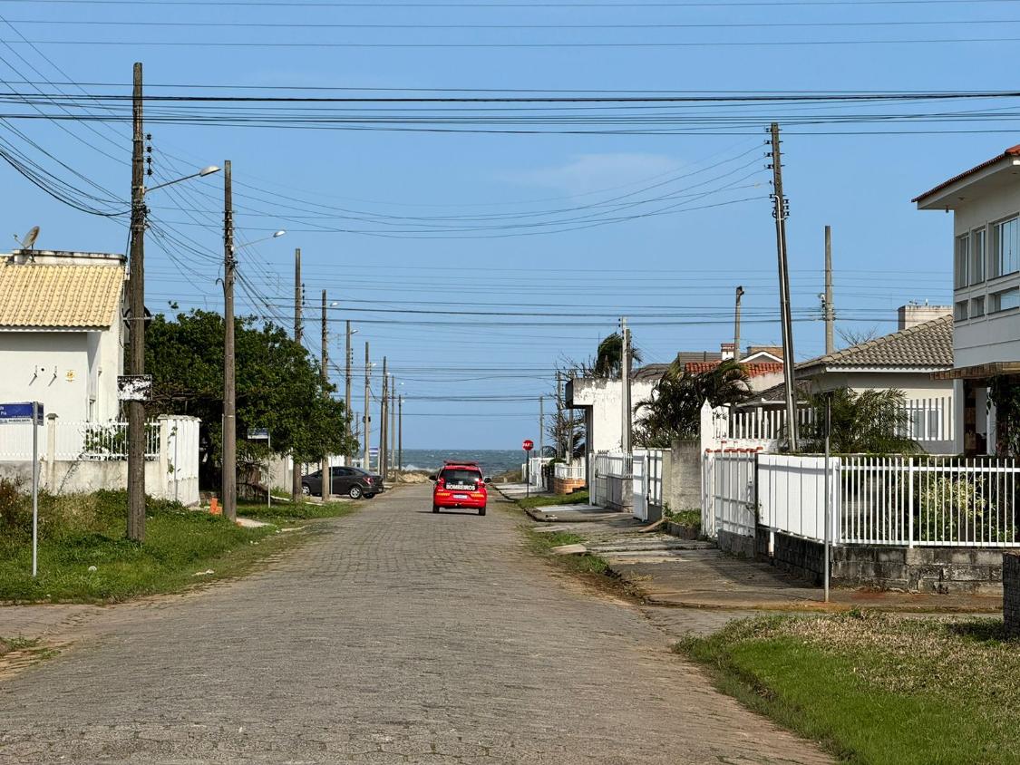 Casa à venda com 3 quartos, 90m² - Foto 2