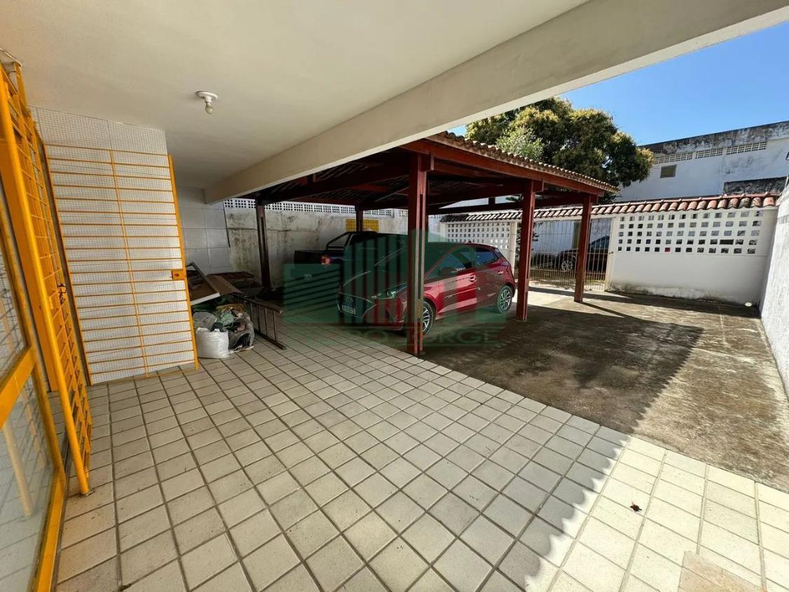 Casa à venda com 4 quartos, 216m² - Foto 1