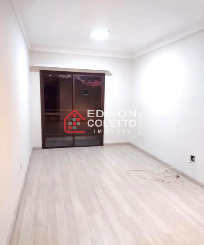 Apartamento à venda com 3 quartos, 74m² - Foto 1