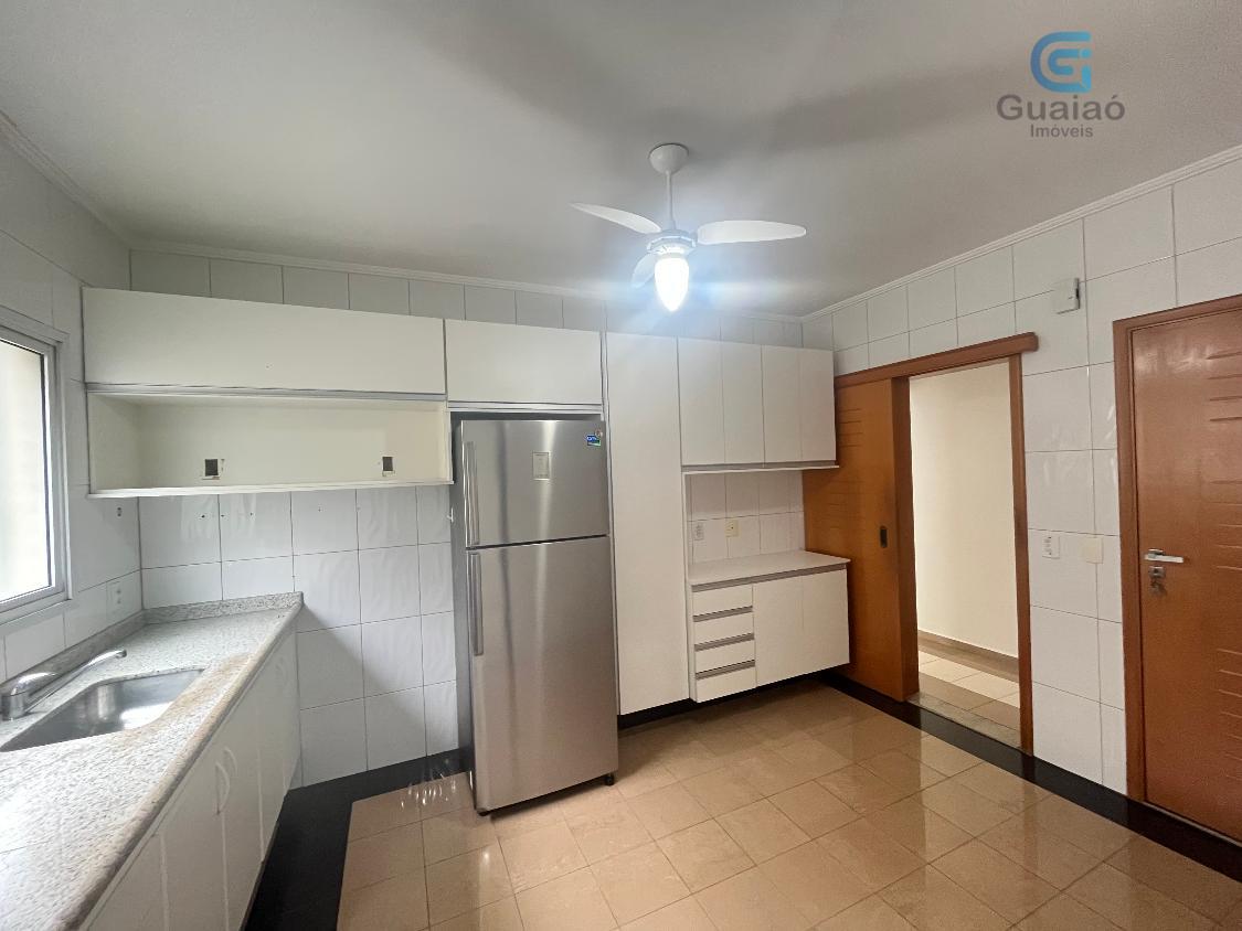 Apartamento para alugar com 3 quartos, 130m² - Foto 13