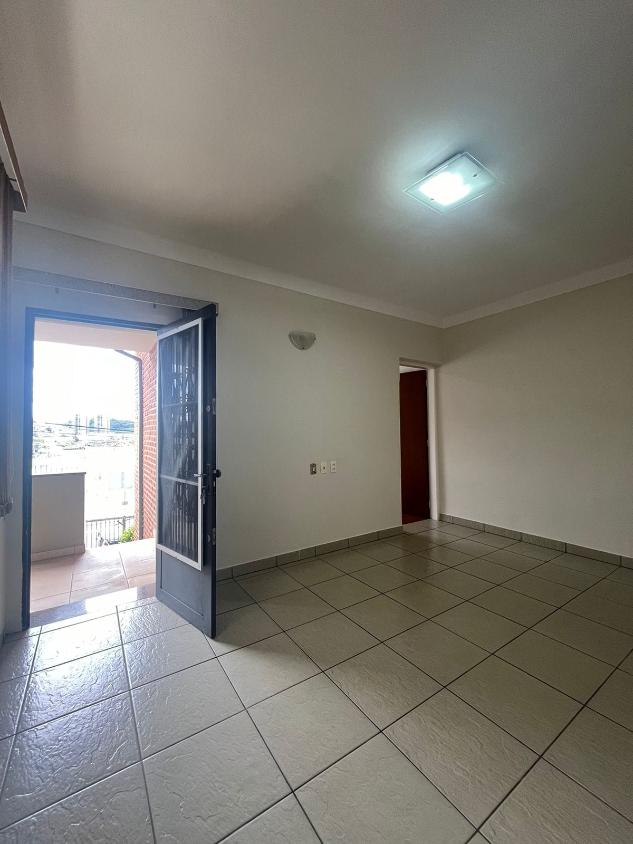 Casa à venda com 2 quartos, 170m² - Foto 2