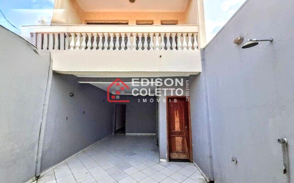 Casa à venda com 3 quartos, 225m² - Foto 2