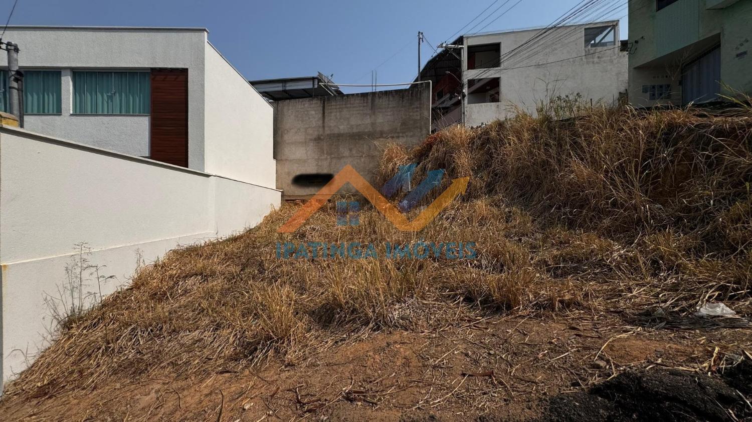 Meio lote à venda no bairro Canaã em Ipatinga