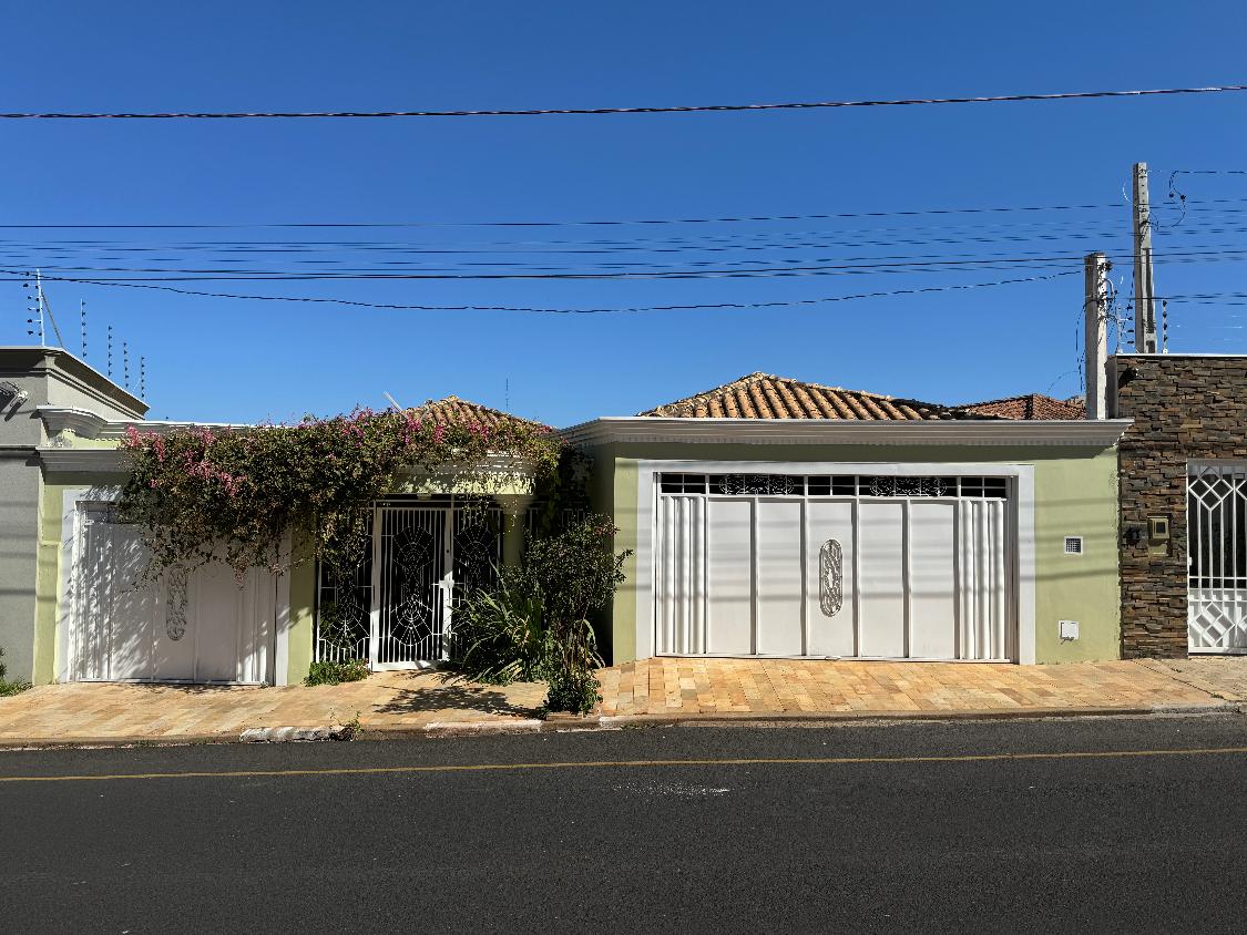 Casa à venda com 3 quartos, 260m² - Foto 1