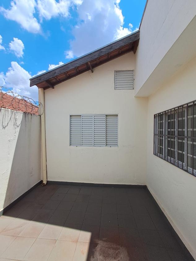 Casa à venda com 2 quartos, 120m² - Foto 1