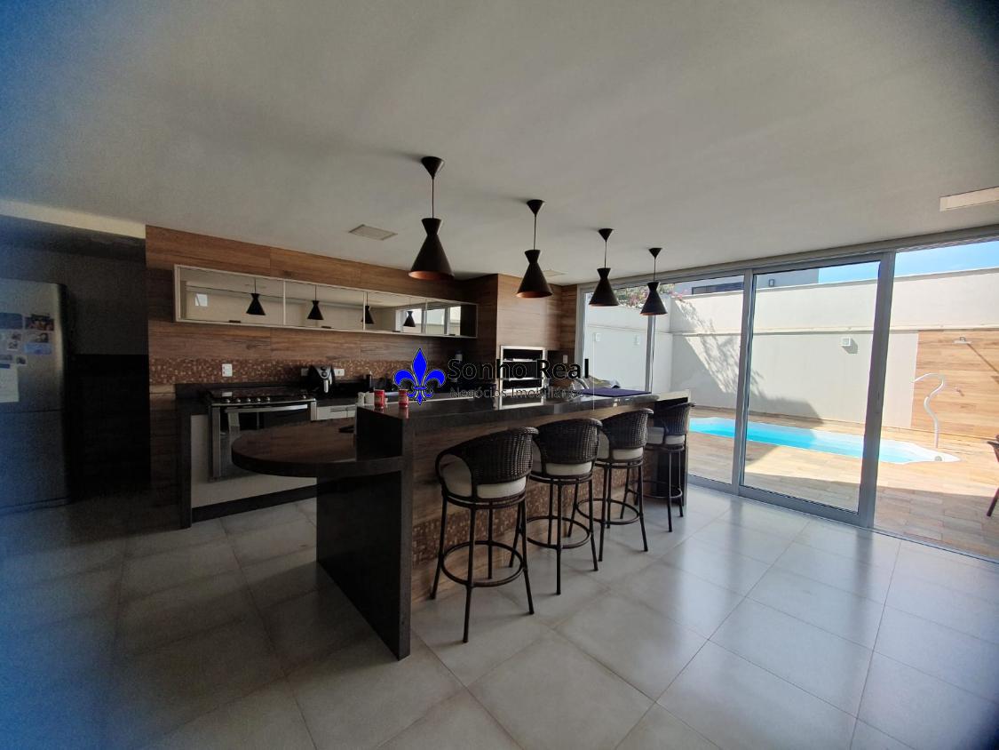 Casa à venda com 3 quartos, 246m² - Foto 1