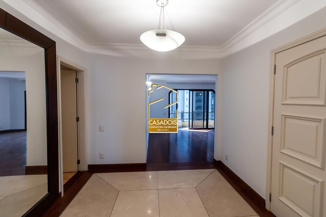 Apartamento para alugar com 3 quartos, 240m² - Foto 2