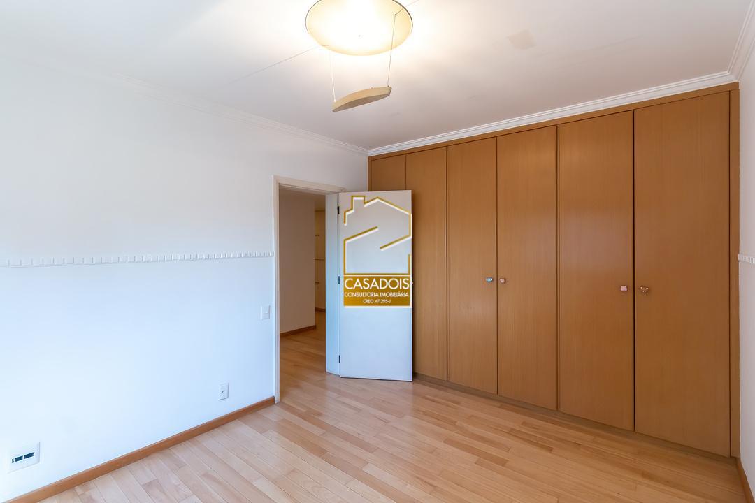 Apartamento para alugar com 3 quartos, 240m² - Foto 18