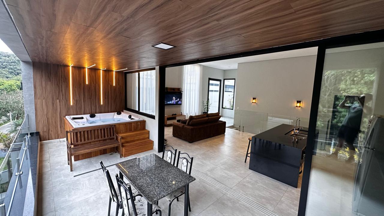 Casa de Condomínio à venda com 3 quartos, 243m² - Foto 1