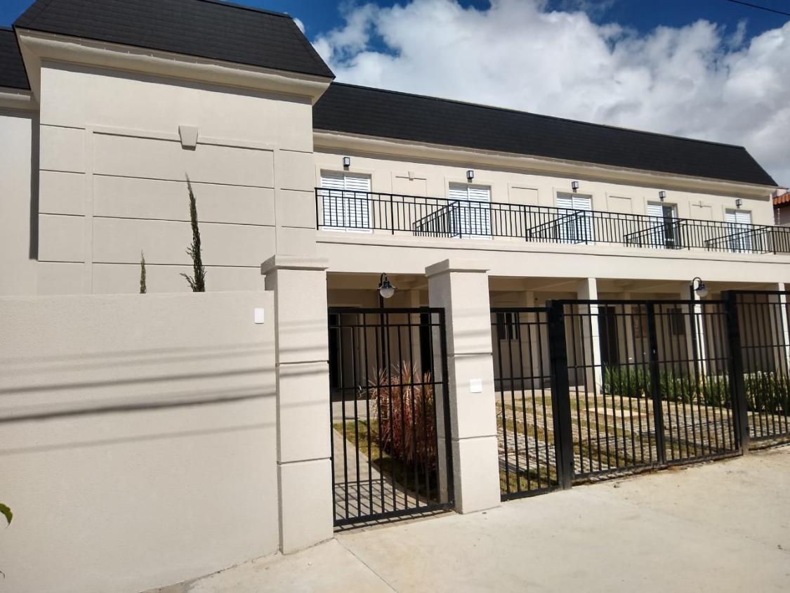 Casa à venda com 2 quartos, 79m² - Foto 1