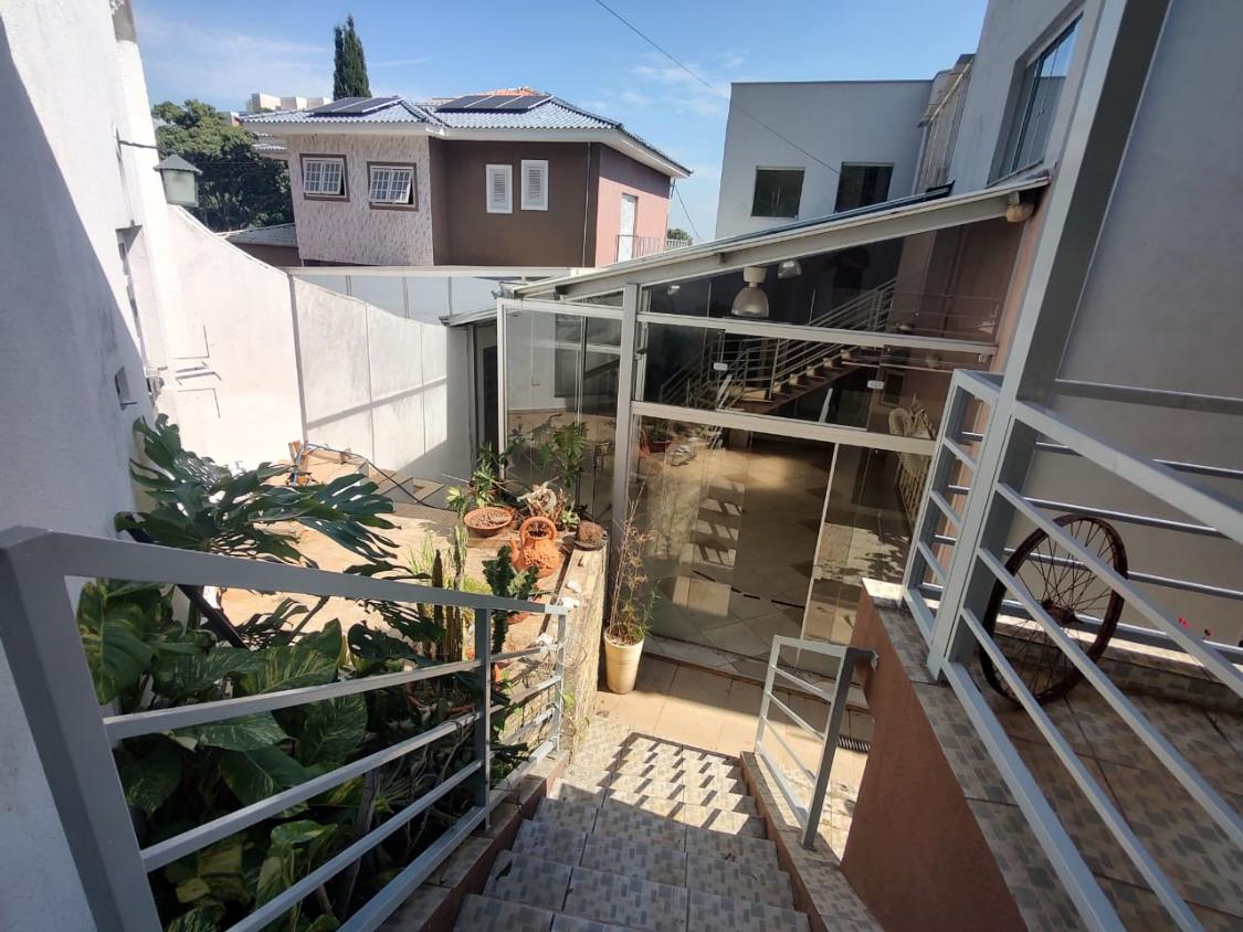 Casa à venda com 3 quartos, 250m² - Foto 2