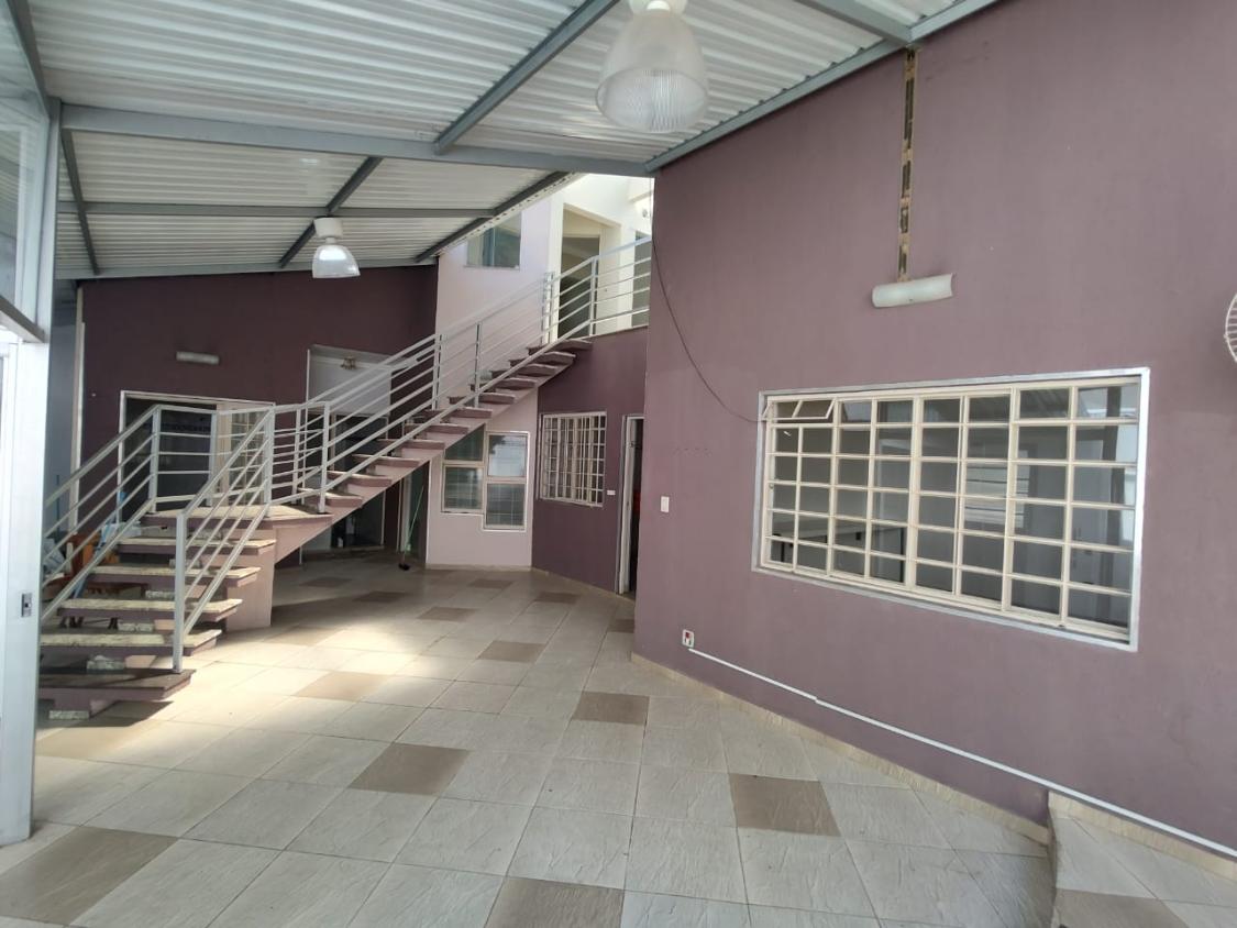 Casa à venda com 3 quartos, 250m² - Foto 1
