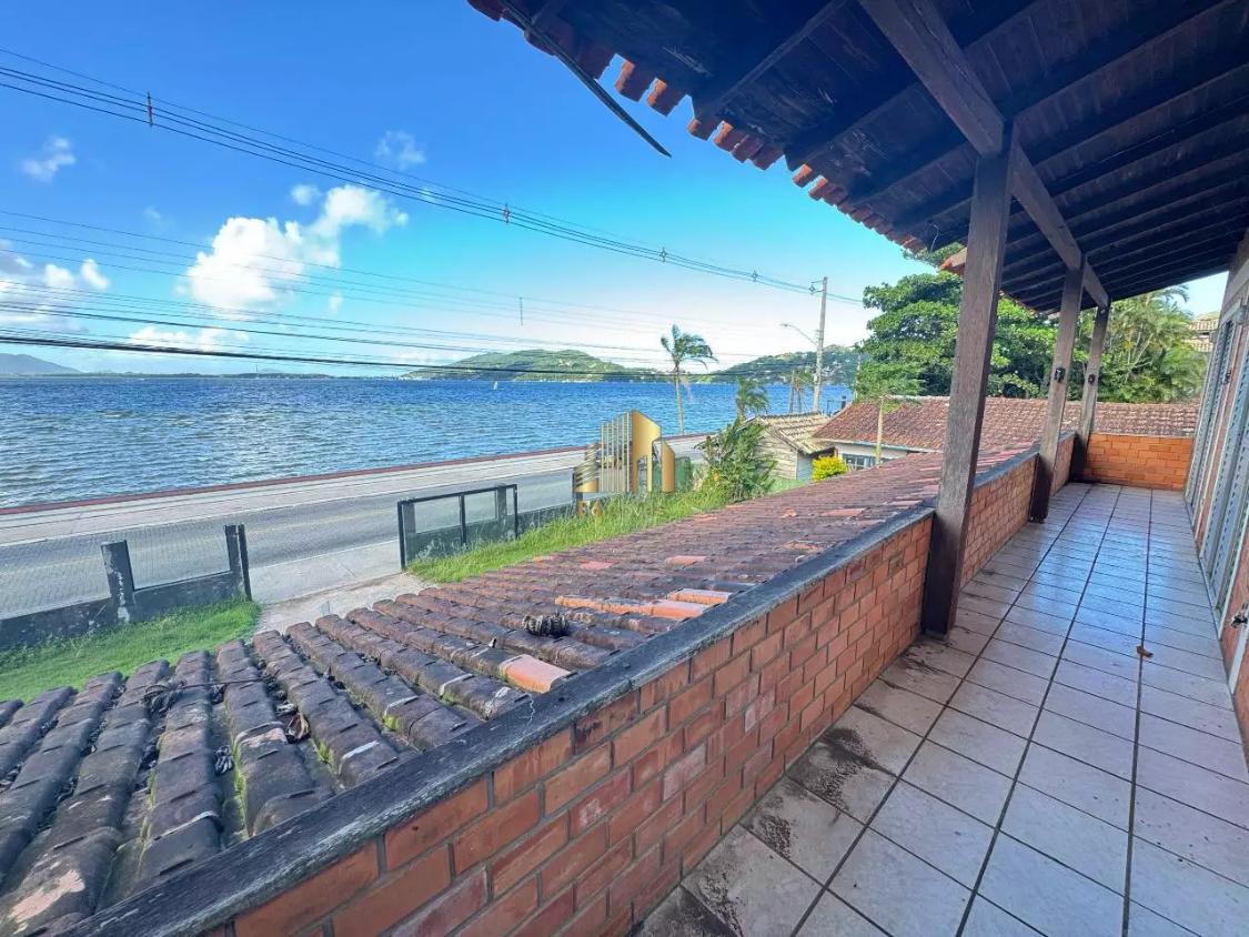 Casa à venda com 4 quartos, 241m² - Foto 1