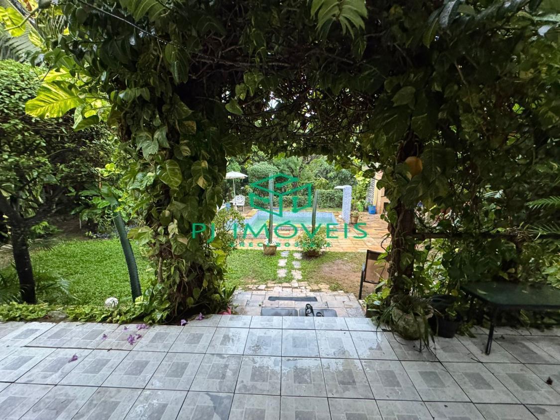 Casa à venda com 4 quartos, 200m² - Foto 2