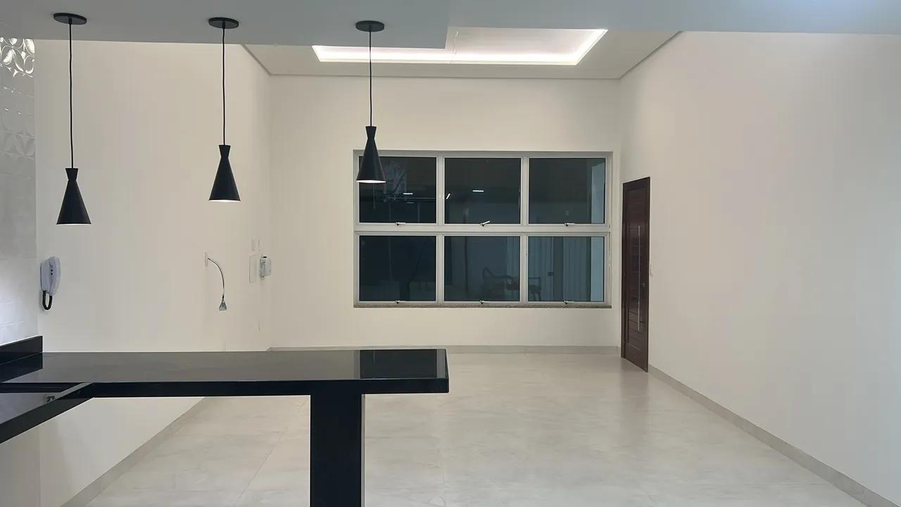 Casa Nova, Sol da Manhã, 2 Garagens, Pé Direito Duplo, 3 Quartos (2 Suítes +1 Quarto Social).