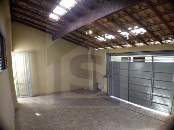 Casa à venda com 2 quartos, 200m² - Foto 1