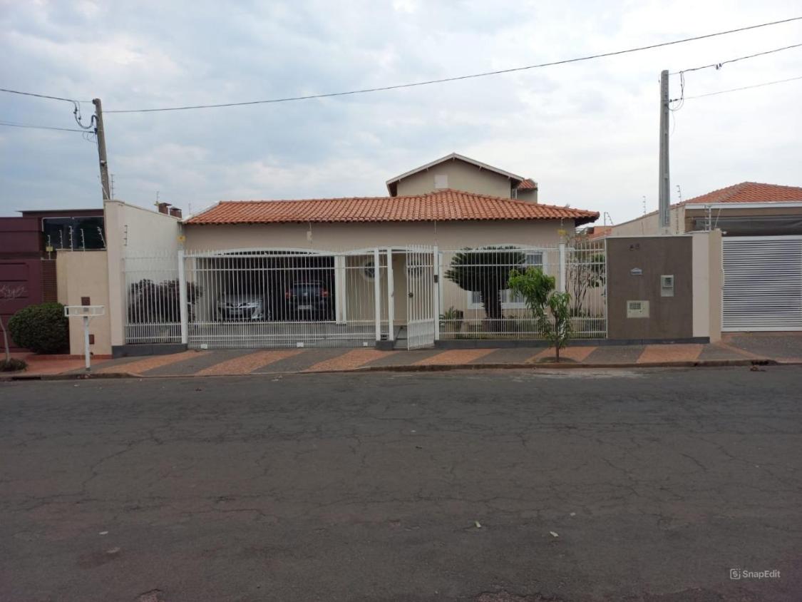 Casa à venda com 3 quartos, 292m² - Foto 1