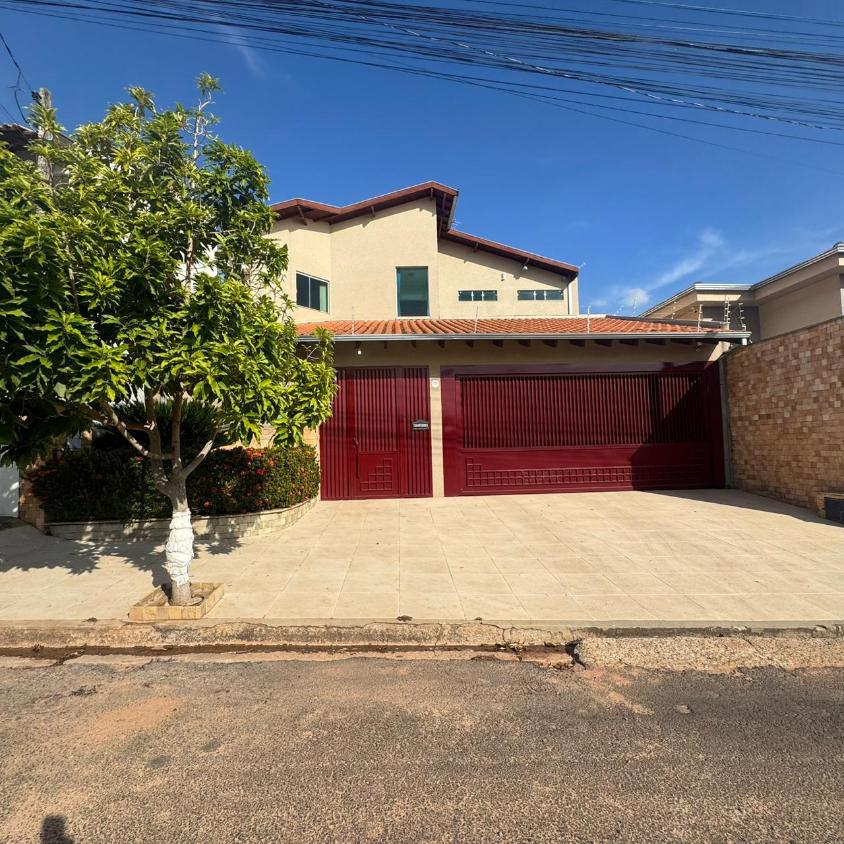 Casa à venda com 3 quartos, 322m² - Foto 1