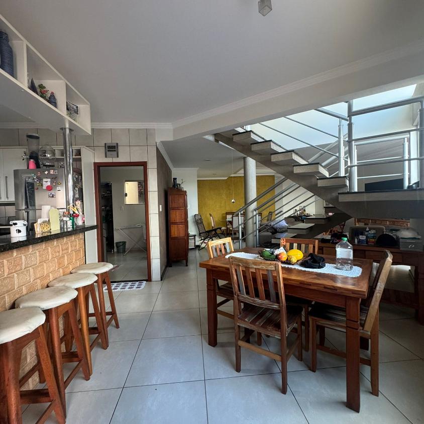 Casa à venda com 3 quartos, 322m² - Foto 4