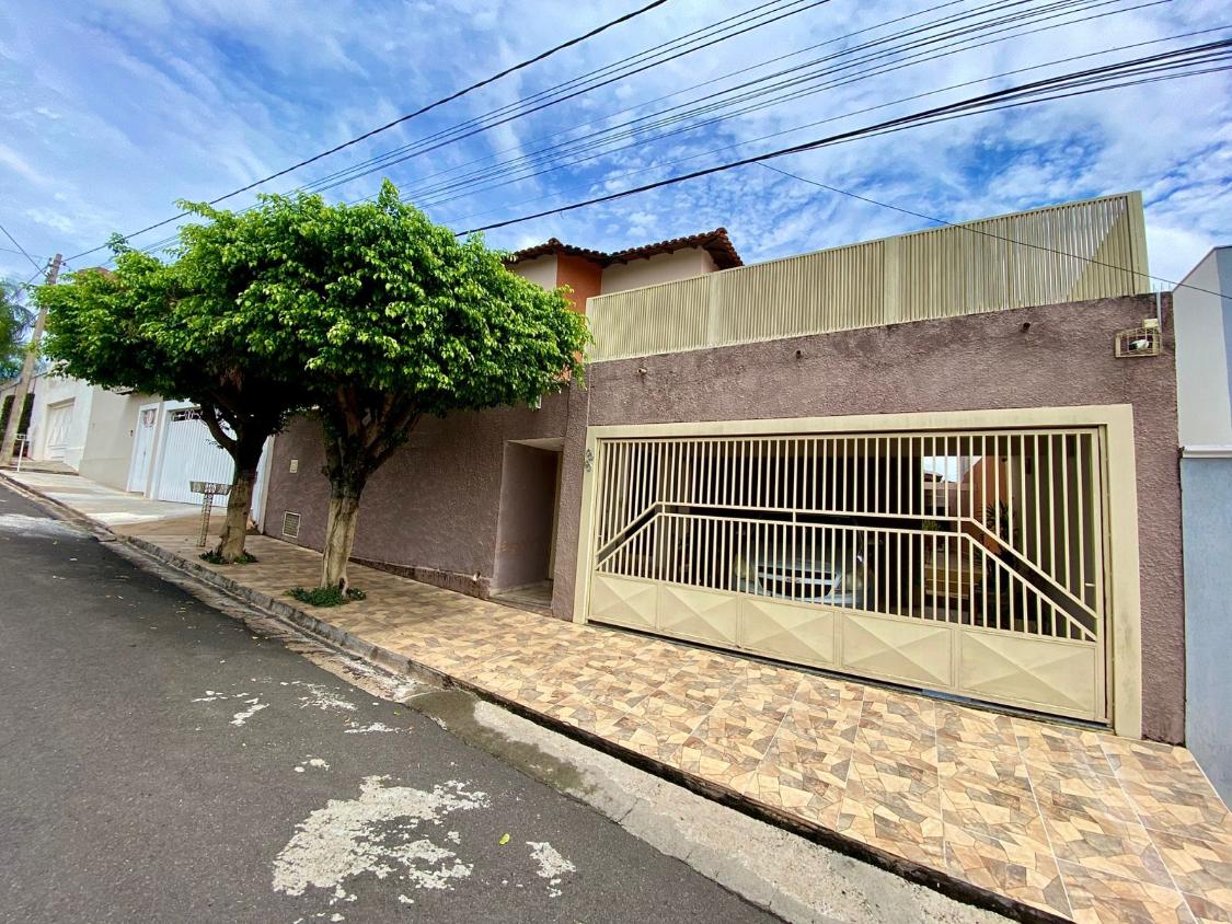 Casa à venda com 4 quartos, 240m² - Foto 1