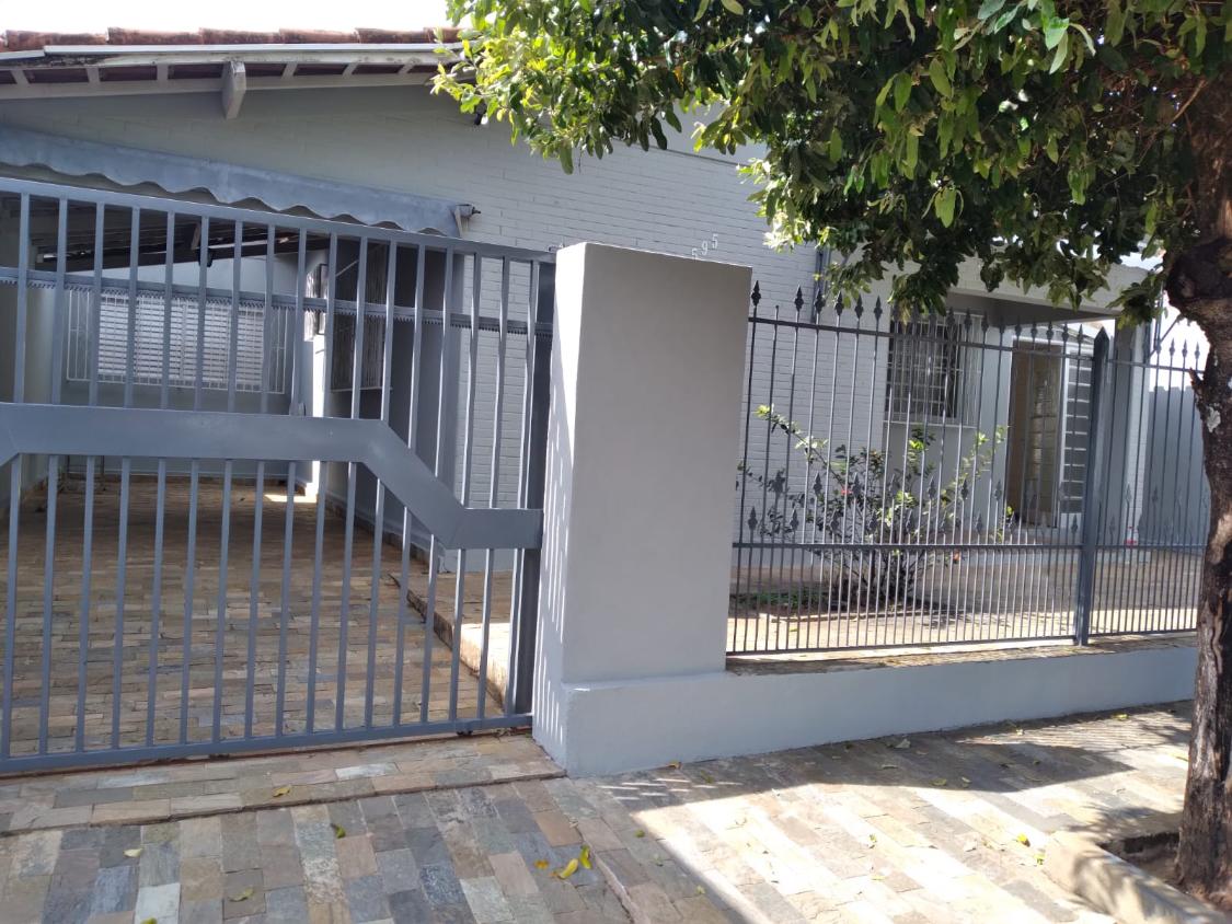 Casa à venda com 3 quartos, 200m² - Foto 1