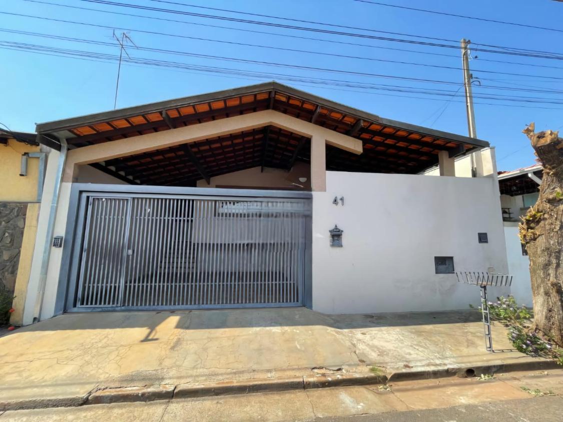 Casa à venda com 3 quartos, 158m² - Foto 1